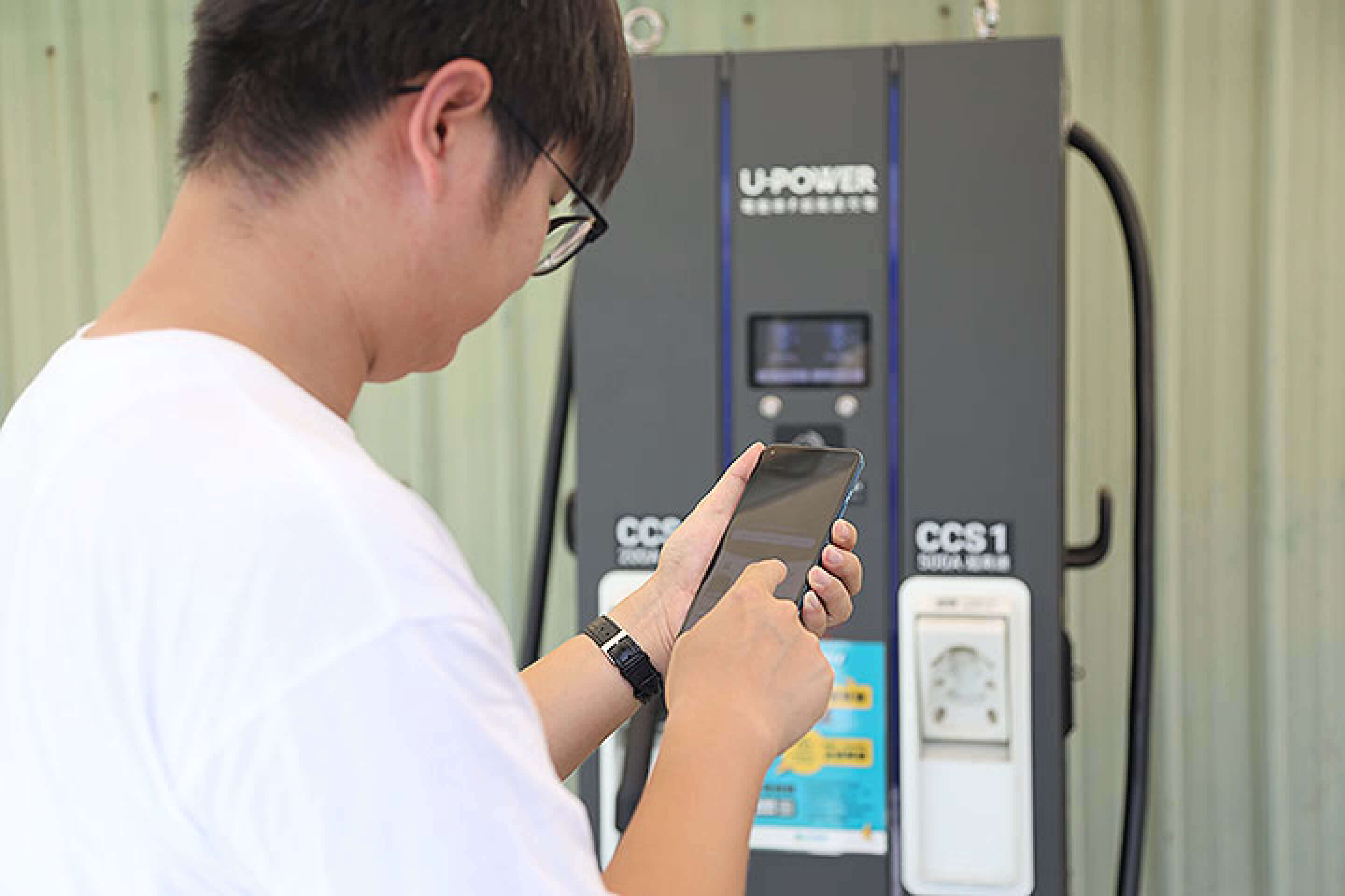 過去要使用第三方充電站，多半要下載各充電品牌的 App 來啟動充電樁，但就會造成使用者必須適應，支付方式、充電紀錄也難以統合。